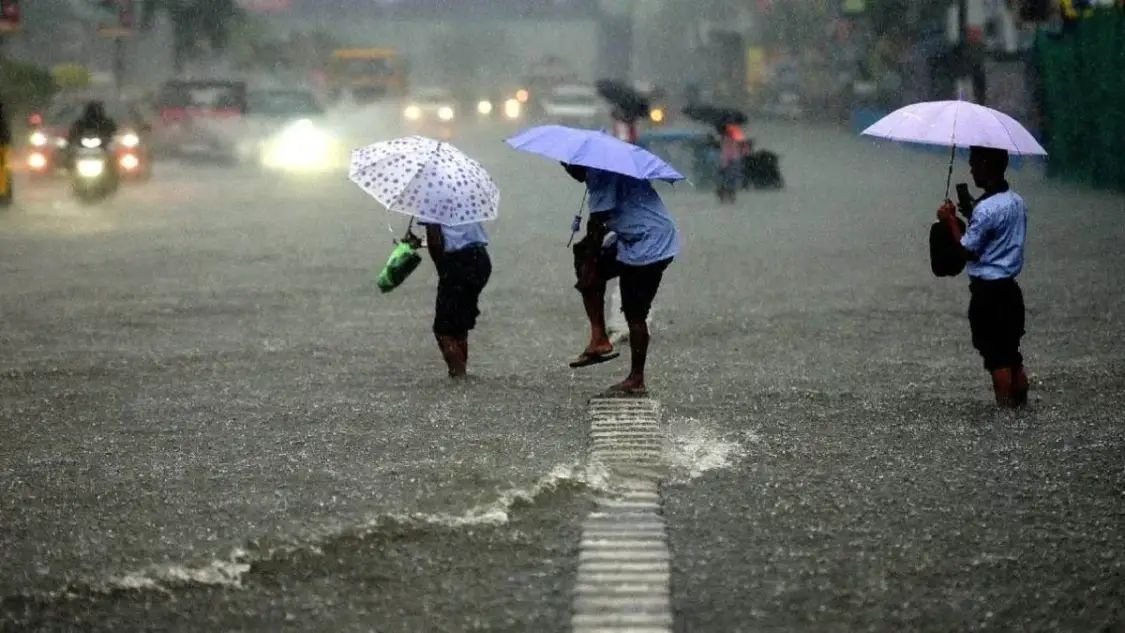 Delhi NCR Weather : उमस भरी गर्मी से लोग परेशान, आज भी छाए रहेंगे बादल और बारिश के आसार